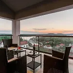 Toma - Private Estate Villa