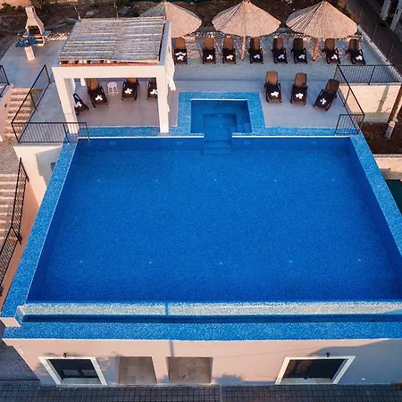Toma - Private Estate